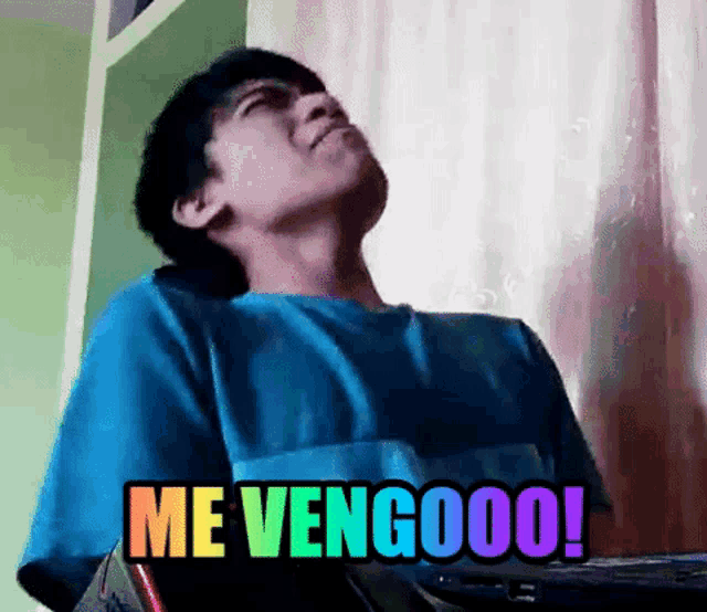 a man in a blue shirt says me vengooo