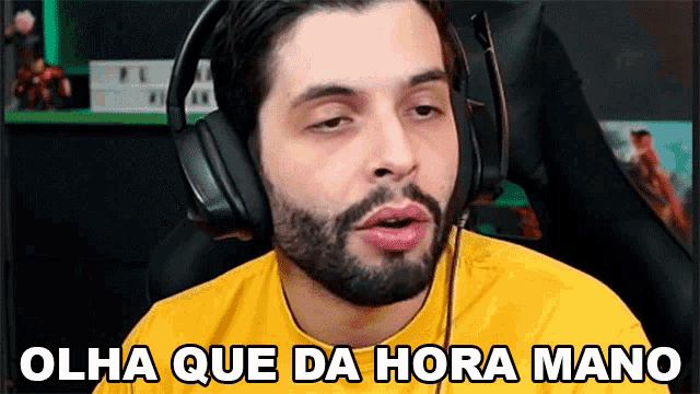 a man wearing headphones with the words olha que da hora mano written below him