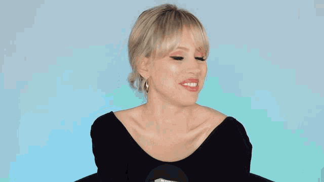 a woman is smiling with the words " es que no entiendo " above her