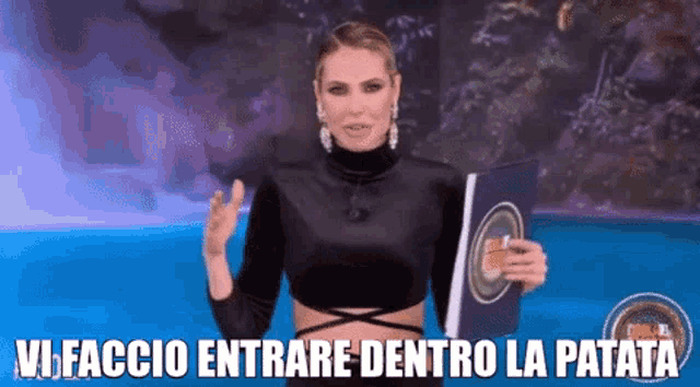 a woman holding a book with the words vi faccio entrare dentro la patata written below her