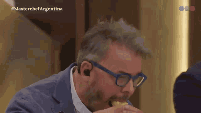 a man with glasses and a beard is on a television show called master chef argentina
