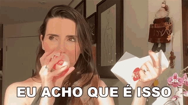 a woman is holding a piece of paper with the words eu acho que e isso below her