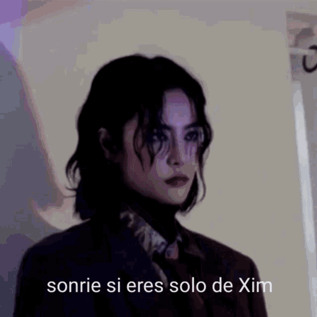 a man in a suit and tie is smiling with the words sonrie si eres solo de xim written below him
