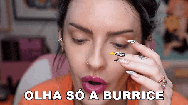 a close up of a woman 's face with the words " olha so a burrice " above her