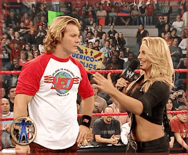 a wrestler in a red and white shirt with the letters eee on it