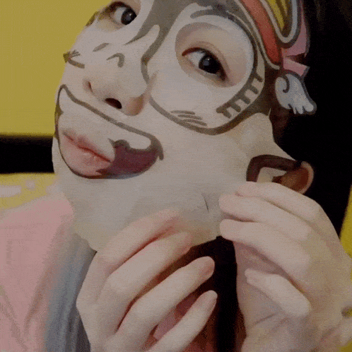 Applying A Facial Mask Xiao Hoang GIF - Applying A Facial Mask Xiao Hoang Xiaorishu GIFs
