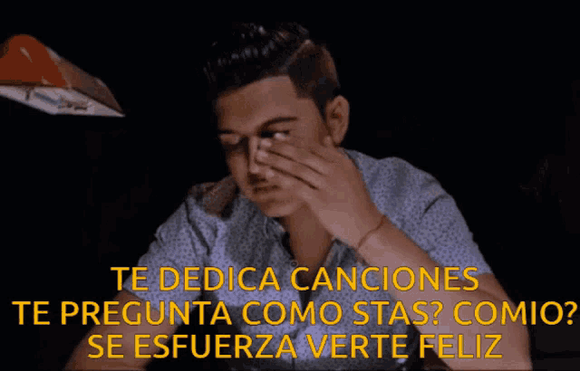 a man wipes his eye with his hand and the words te dedica canciones te pregunta como stas como se esfuerza verte feliz