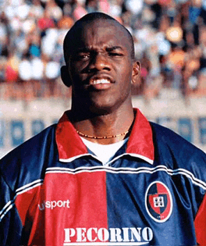 a man wearing a red and blue shirt that says pecorino