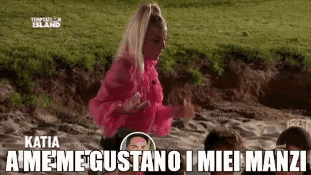 a woman in a pink top is standing in the sand with the words katia a me gustano