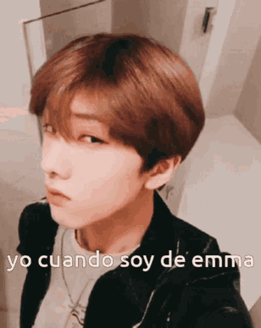 a young man taking a selfie with the words yo cuando soy de emm