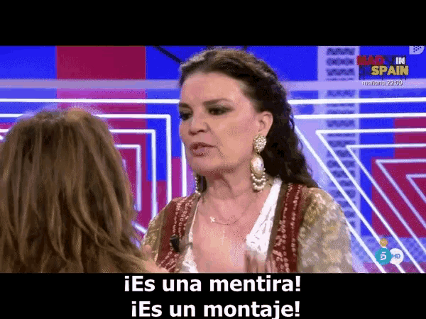 a woman talking to another woman with the words es una mentira and es un montaje