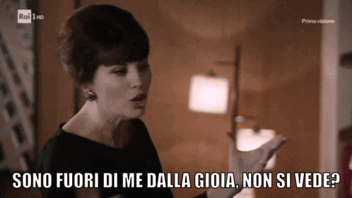 a woman in a black dress says sono fuori di me dalla gioia