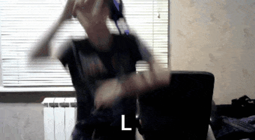 a blurry picture of a person with the letter l in the lower right corner