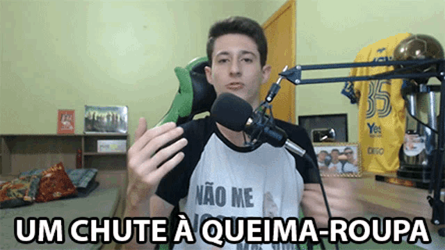 a man in front of a microphone with the words um chute a queima-roupa on the bottom