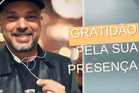 a man wearing headphones stands in front of a sign that says gratidao pela sua presenca