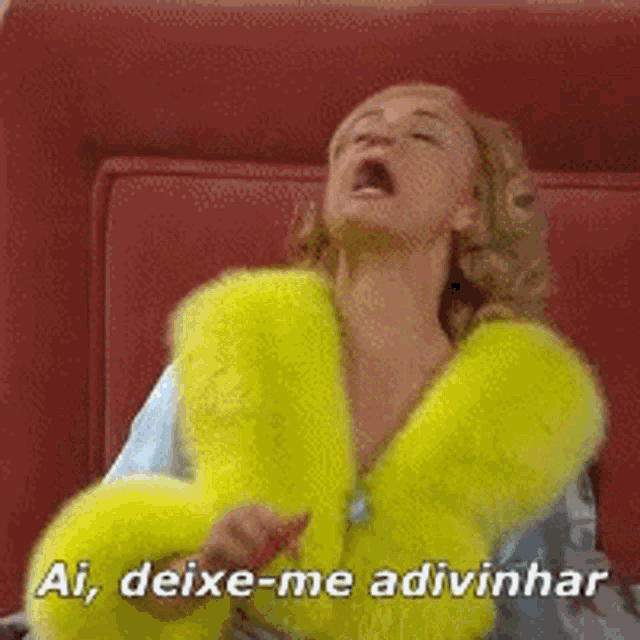a woman wearing a yellow fur coat says " ai deixe-me adivinhar "