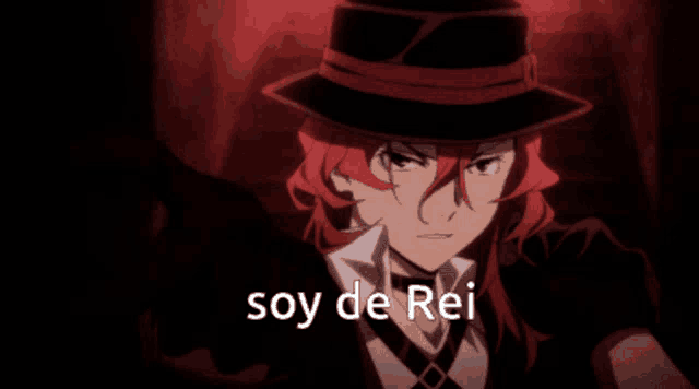 a man with red hair is wearing a hat and the words soy de rei