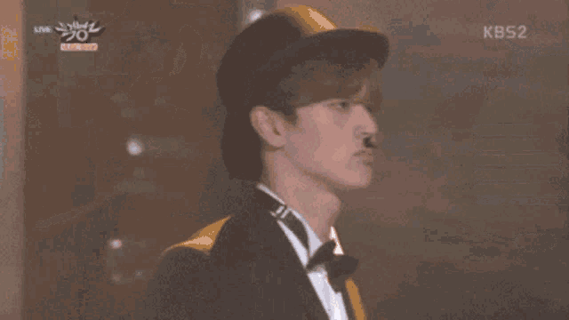 a man in a tuxedo and top hat is on a kbs2 live show