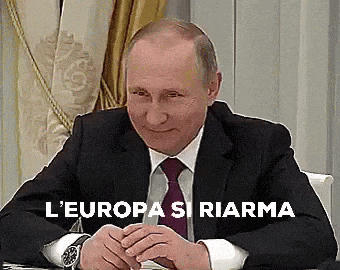 a man in a suit and tie is sitting at a table with the words " l' europa si riarma " written below him