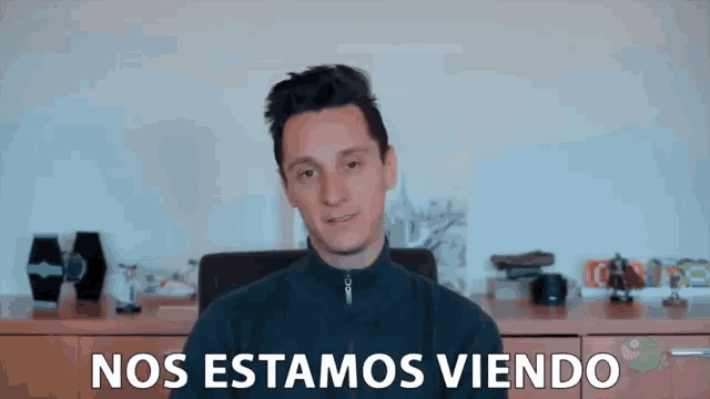 a man says nos estamos viendo in front of a desk