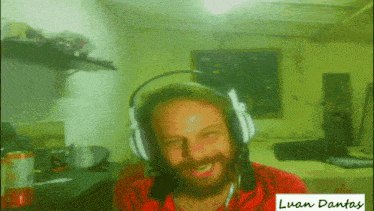 a man wearing headphones with luan dantas written on the bottom right