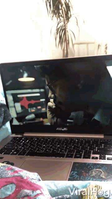 a laptop with a man on the screen and the words viralblog on the bottom