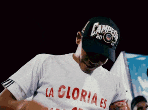 a man wearing a hat that says campeon 20 on it