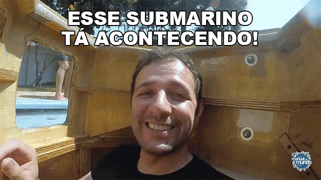 a man is smiling with the words " esse submarino ta acontecendo " behind him