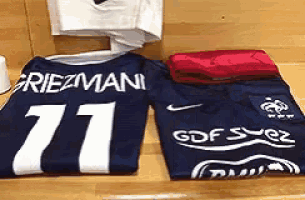 a jersey that says griezman on it