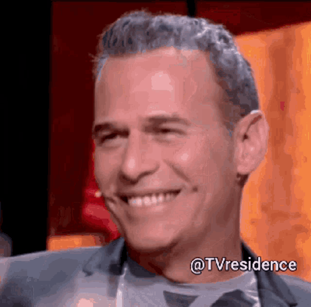 a close up of a man 's face with a caption that says ' @tvresidence '