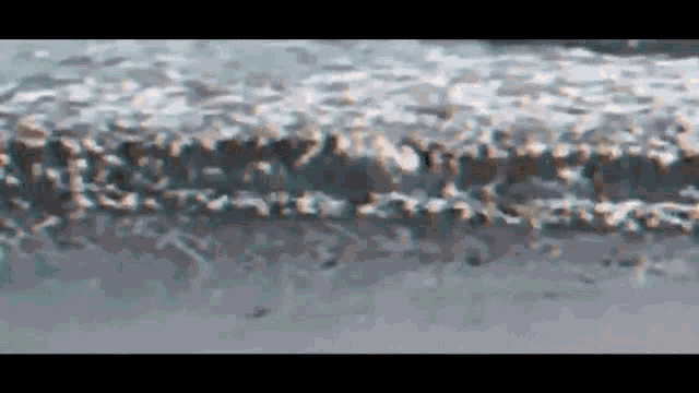 a blurry picture of waves crashing on the beach
