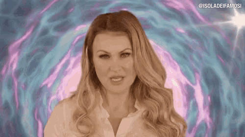 a woman is standing in front of a purple background and says senti coso .
