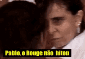 a close up of a woman 's face with the words `` pablo , o rouge não hitou '' .