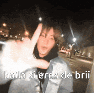 a blurry picture of a person with the words " baila si eres de brii "