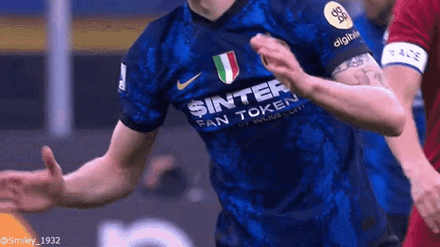 a soccer player in a sinter fan token jersey