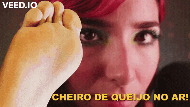 a close up of a woman 's face with the words " cheiro de queijo no ar " below her