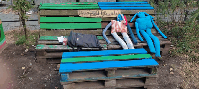 a wooden bench with a sign on it that says ich bin ein mensch