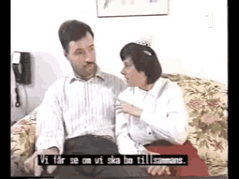 a man and a woman are sitting on a couch with the words vi far se on vi ska bo tillsammans
