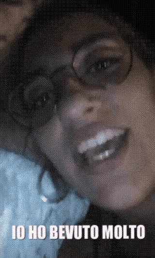 a woman wearing glasses is smiling with the words io ho bevuto molto below her