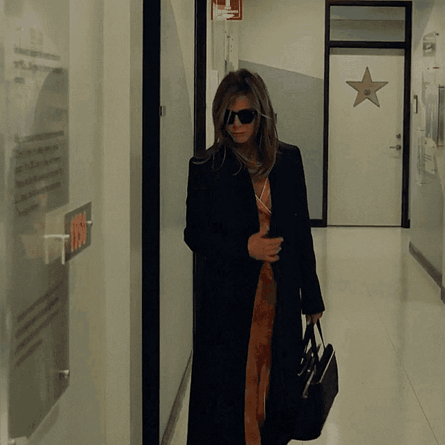 Jennifer Aniston GIF - Jennifer Aniston Walking GIFs