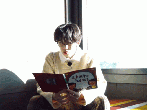 Yeonjun Choi Yeonjun GIF - Yeonjun Choi Yeonjun Yeonjun Reading GIFs