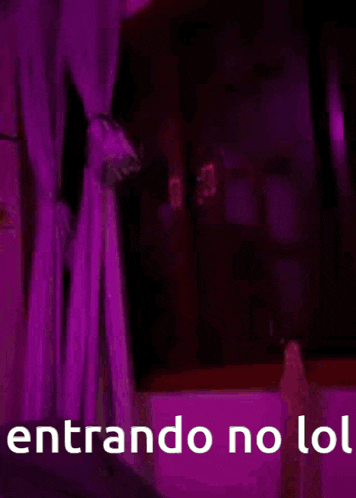 a person is standing in a dark room with purple lights and the words entrando no lol