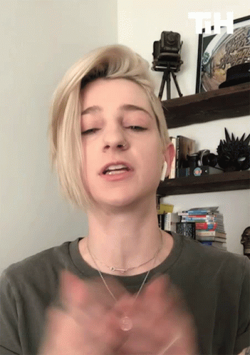 Pointing Laura GIF - Pointing Laura Clique Bait GIFs