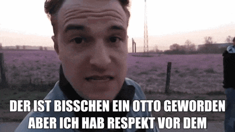 a man stands in front of a field with a caption that says der ist bisschen ein otto geworden