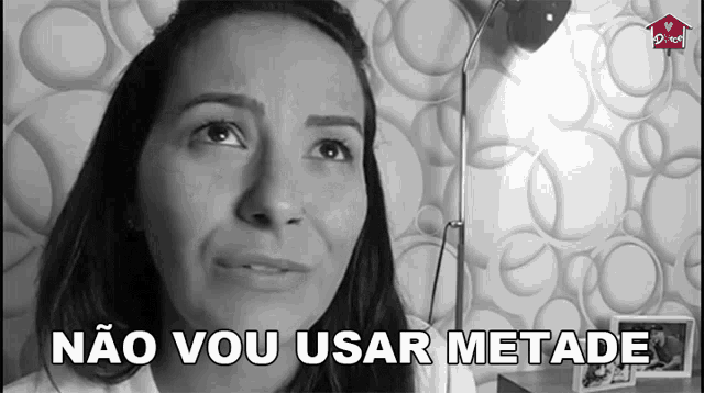 a black and white photo of a woman with the words nao vou usar metade