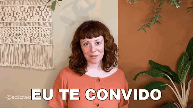 a woman says eu te convido in a video