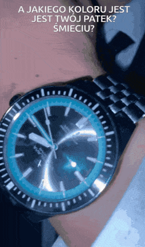 a black watch with a blue face and the words " a jakiego koloru jest jest twój patek "