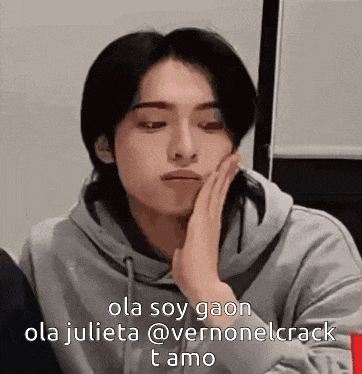 a close up of a person 's face with the words " ola soy gaon ola julieta @vernonelcrack tamo " on the bottom