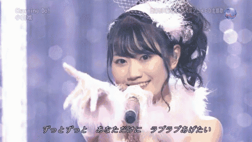 a woman singing into a microphone with the words charming do written on the bottom