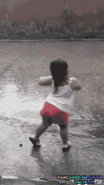 a little girl is dancing in the rain with the words dancando na chuva written below her